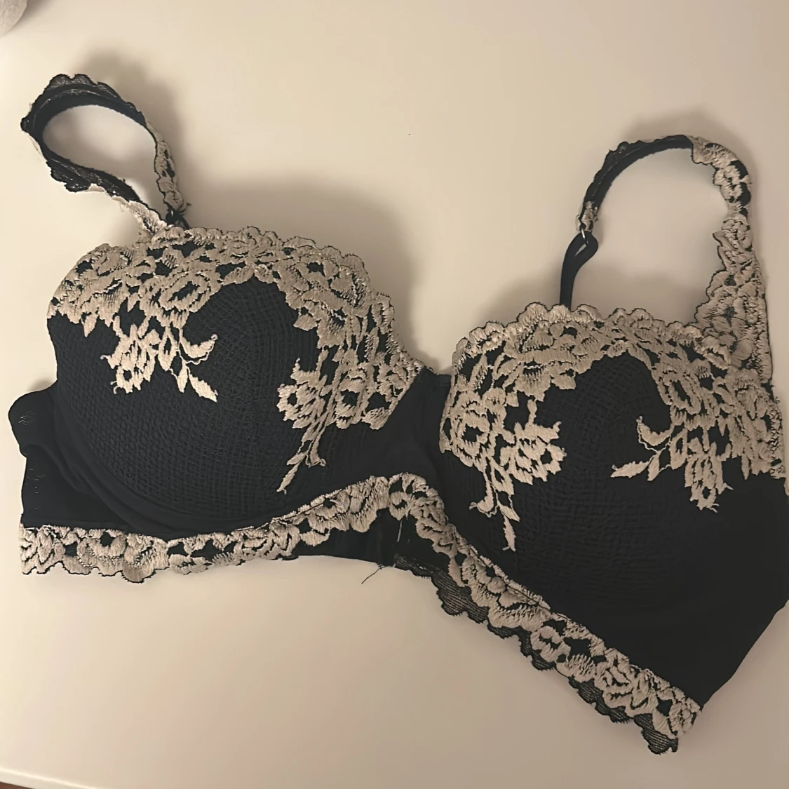 Mörkblå bh med spetsdetaljer - 90