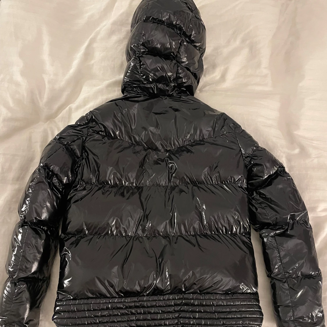 Svart pufferjacka från Guess - 90