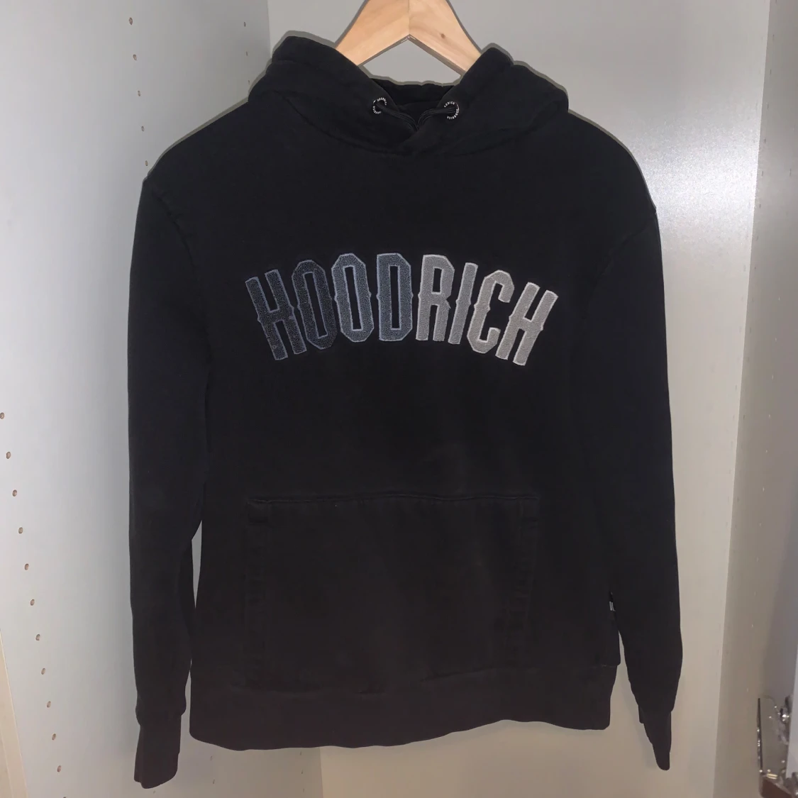 Svart hoodie från Hoodrich