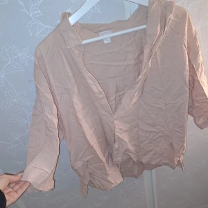Två st blusar en rosa och en beige  - Säljer en stilren beige och rosa blus i storlek S. Blusarna har korta ärmar och knappar framtill. Perfekt för både vardag och festliga tillfällen. Materialet känns lätt och luftigt, vilket gör den idealisk för vår och sommar. Passar bra till både jeans och kjol!✨️