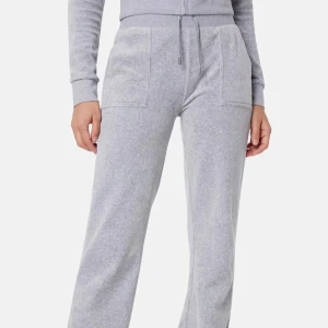 Gråa Juicy🩶 - Juviybyxor som jag nu säljer därav att den ej kommer till användning. storlek S. Metallsakerna på snörena har lossnat annars inga defekter, därav priset ❤️ Tar emot prisförslag :)