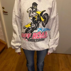 Grå sweatshirt med offroad-tryck - Säljer en grå sweatshirt med tryck på framsidan. Tröjan är väldigt mjuk och varm, vilket är perfekt nu till vintern🤍