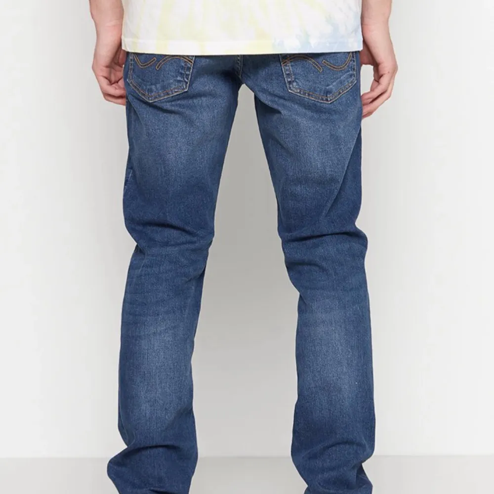 Sprillans nya Jack & Jones slim jeans i storlek 32:32. Prislappen finns kvar, jag har endast provat dom en gång men dom var för små så har inga bilder på hur dom ser ut på. Jeans & Byxor.