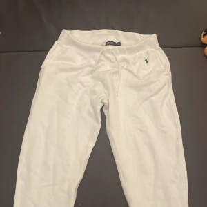 Vita polo byxor  - Storlek M,skicket är väldigt bra  användts ett par gånger men  dom är för små för mig nu
