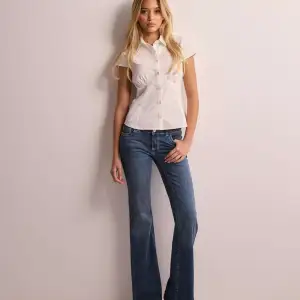 Low waist bootcut jeans, i princip oanvända!