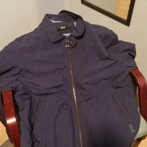 Hugo Boss jacka  - Äkta Hugo Boss jacka i nyskick. Storlek 54. Modell Charkin2-W. Aldrig tidigare använd.Bara provad.