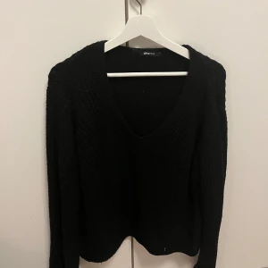 Svart stickad tröja från Gina Tricot - Säljer en svart stickad tröja från Gina Tricot. Den har en v-ringad hals och långa ärmar, perfekt för kyliga dagar. Tröjan är i bra skick och passar både till vardags och fest. Supermjuk och bekväm att ha på sig!