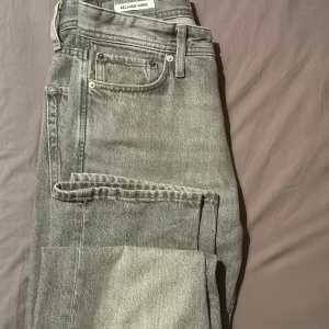 Jack & Jones jeans - Sitter extremt nice, sitter som levis 501. Washed grå färg, ”grisch” om ni vill säga det. Lägger sig nice med arigatos eller airforce, även uggs. 