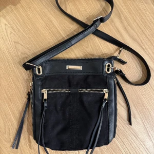 Svart axelväska med dragkedjor - Snygg svart axelväska med flera dragkedjor, gulddetaljer och justerbar axelrem från River Island!!