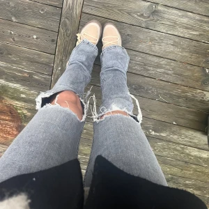 Jeans med slit  - Skitsnygga jeans med hål och slits 💕💘💕 jag är ca 174 lång 