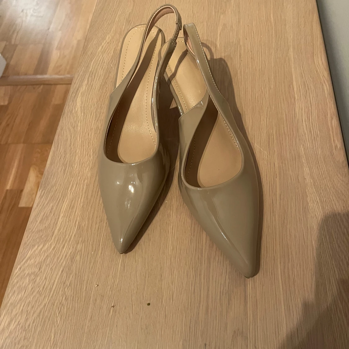 Beige pumps med spetsig tå - 92