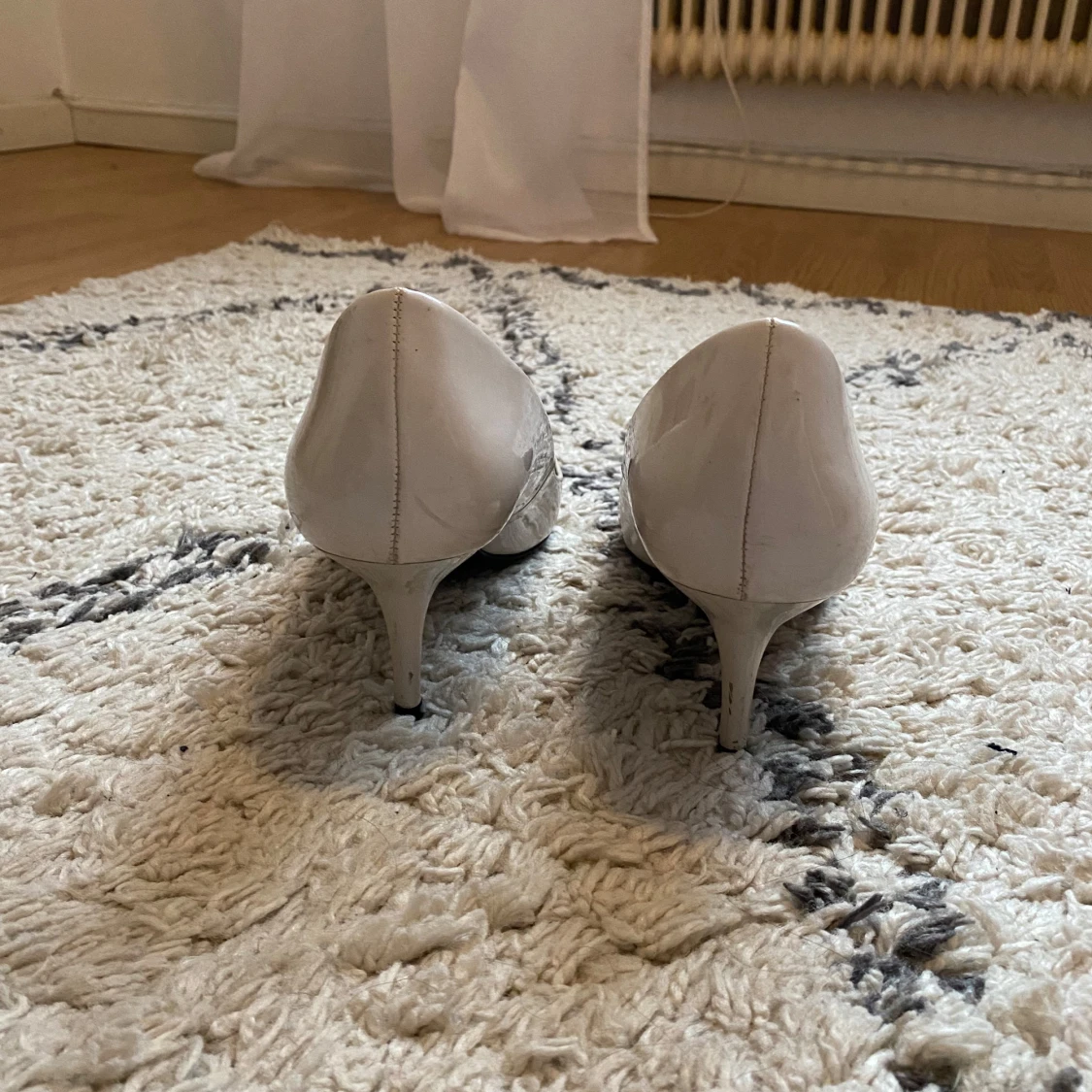 Vita klackar med spetsig tå - 91