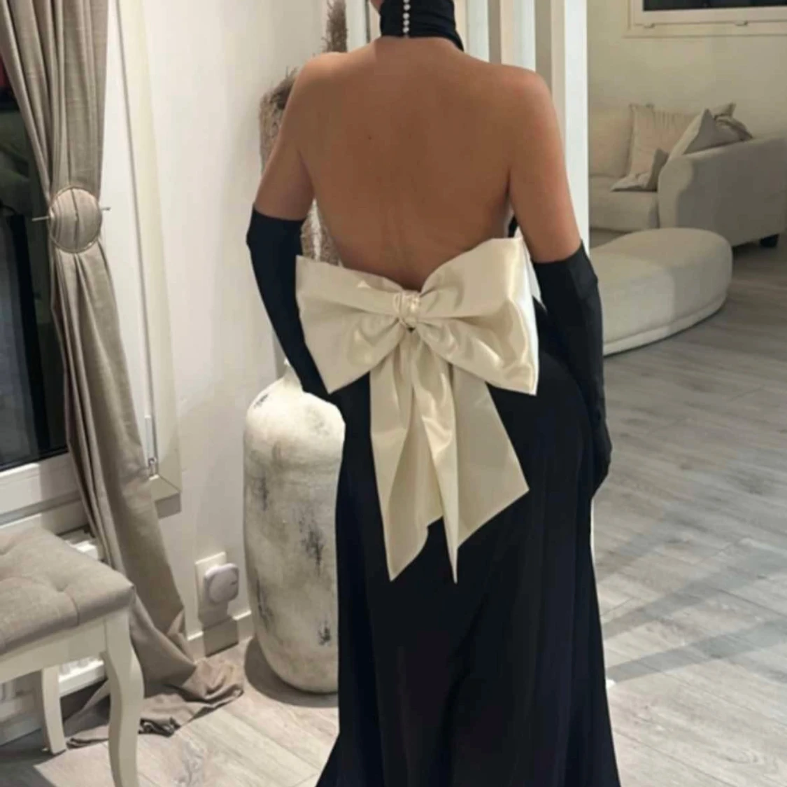 Svart långklänning med vit rosett - 91