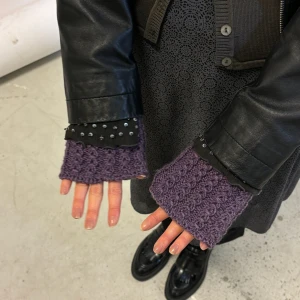 Lila handledsvärmare  - Lila stickade handledsvärmare 