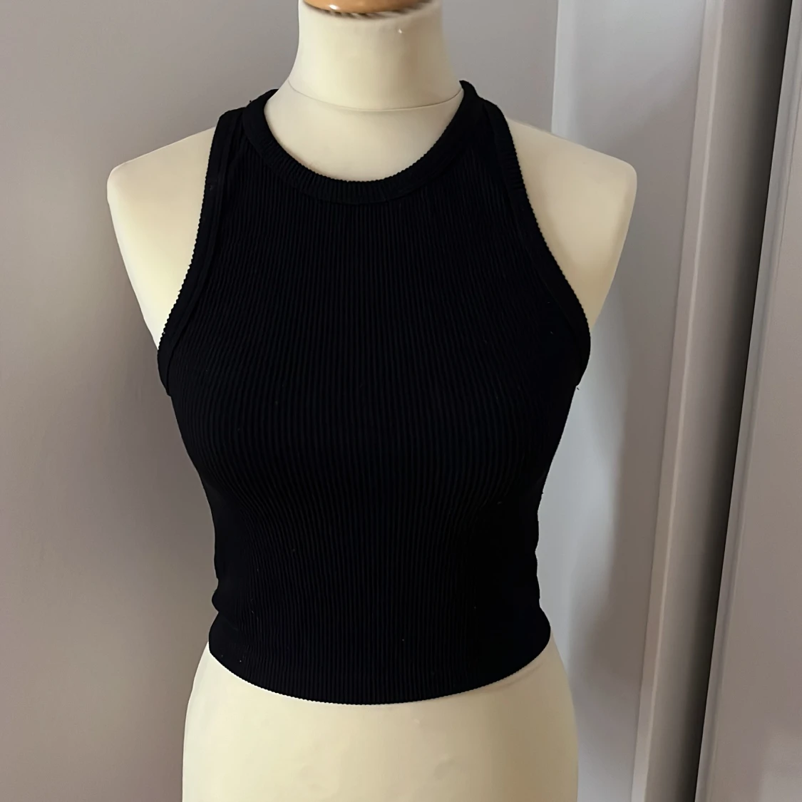 Svart ribbad linnetopp