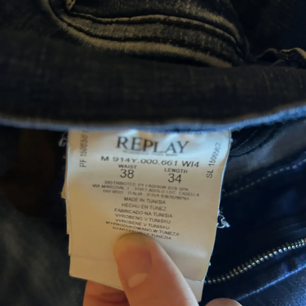 Säljer replay jeansen nu för dom inte används, dom är i ny skick och är i storlek 38/34. Jeans & Byxor.