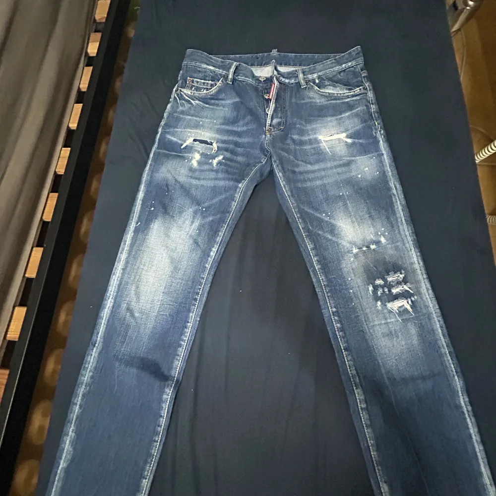 Säljer dessa Dsqaured2 jeans för ingen använder de. De är i gott skick och priset kan diskuteras vid snabb affär. Byten kan hända och kan mötas inom Södertälje. Jeans & Byxor.