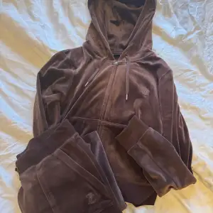 Säljer en supermjuk och bekväm brun velour hoodie med matchande byxor från Juicy Couture. Tyvärr för stort på mig därav säljer jag det. Små fimp märken på byxan (bild 3) inget jag tycker är så jätte märkvärdigt. 🩷