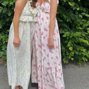 Superfin sommarklänning💗 - Säljer denna superfina sommarklänningen ifrån bikbok💗Den säljs inte längre och är i storleken M💗Men passar s också 