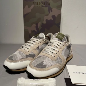 Valentino Rockrunners - Överfeta Rockrunners från Lyxmärket Valentino! Skicket är otroligt bra, 9+/10 och inga defekter förekommer. Box, Tackkort, Kvitto och nya Valentinosnören ingår vid köp! Nypriset på dessa populära skor ligger på 7000kr+ men säljer nu för endast 3299 kr! Storlek 42 och sitter True to size. Hör av er vid minsta lilla fundering🙌🏻!
