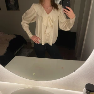 Blus - Säljer en jätte snygg märkes blus från Neo Noir i storlek 34!