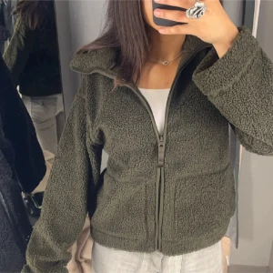 Olivgrön teddyjacka - Jätte fin Teddy jacka som säljs för den inte kommer till användning, köpta här på plick storlek S (bilder ifrån hon jag köpte av)