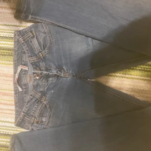 Lågmidjade bootcut jeans - Säljer ett par lågmidjade jeans från only, som tyvärr inte kommer till användning nå mer dom har ett hål vid knän. Pris kan alltid diskuteras