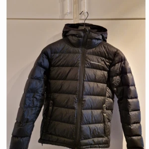 Svart dunjacka från Peak Performance - Säljer denna svarta dunjacka från Peak Performance i mycket bra skick. Den är bara använd i en säsong och är i storlek 38/M