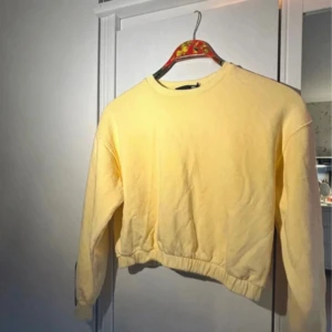 Gul sweatshirt - Säljer en mysig gul sweatshirt i bra skick. Perfekt för en avslappnad stil och passar bra till både jeans och leggings. Tröjan har långa ärmar och en bekväm passform. Perfekt för vår och sommar!