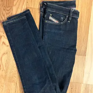 Säljer ett par snygga mörkblå jeans från Diesel i modellen Larkee. De har en klassisk femficksdesign och är i stretchmaterial för extra komfort. Perfekta för både vardag och fest! 🕺