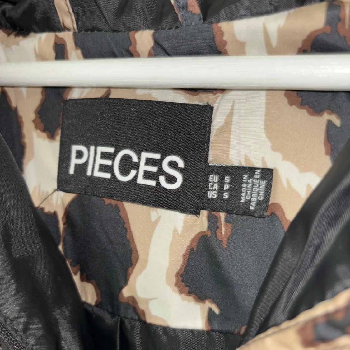 Leopardmönstrad pufferjacka från Pieces - 91