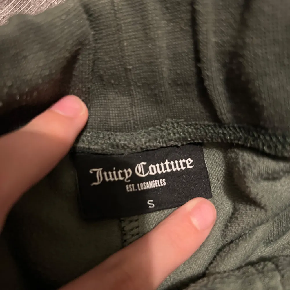 TRYCK INTE KÖP NU ⚠️Säljer ett par gröna velourbyxor från Juicy Couture i storlek S short då dom passar mig som är ungefär 162. Byxorna har en mjuk och lyxig känsla med snörning i midjan och praktiska fickor både fram och bak. Inga tecken på användning men ett stål märke på snöret är borttappat annars så fina byxor och inget man lägger märke till!💓💓kan även tänka mig och byta. . Jeans & Byxor.