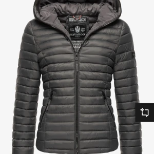 grå dunjacka - Säljer en grå pufferjacka/dunjacka i mycket bra skick. Den har en dragkedja framtill och två fickor med dragkedjor. Jackan är från märket navahoo o kostar 899 ny. Pris kan absolut diskuteras vid snabb affär❤️