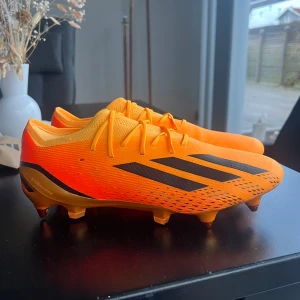 Orange fotbollsskor från Adidas - Sjukt snygga och feta Adidas X Speedportal. Tyvärr passade dom inte mig. Skorna är helt nya och tillbehör och box tillkommer. Storlek 42. Lämna gärna prisförslag!