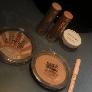Sminkset med läppstift och highlighter - Säljer ett sminkset med två Essence Hydrating Nude läppstift i nyanserna 301 Romantic och 302 Heavenly. Inkluderar också en SHEGLAM vit gel eyeliner och en Maybelline Master Chrome highlighter. Perfekt för en fräsch och glödande look!