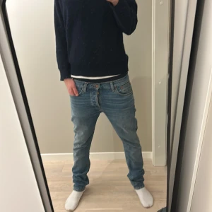Blå jeans från Nudie Jeans - Säljer ett par snygga blå jeans från Nudie Jeans.   Perfekta för vardagsbruk med en skön passform. Modellen är grim tim i storlek 31/32 för endast 399. pris kan diskuteras vid snabb affär 