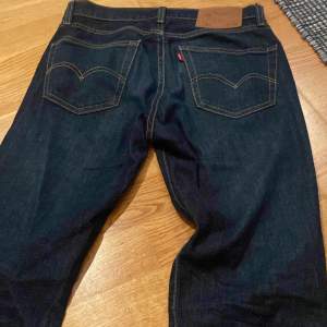 Säljer ett par snygga mörkblå jeans från Levi's i mycket bra skick. De är använda en gång och det finns inga defekter. Det är storlek 28W och 32L. Priset kan diskuteras. 