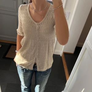  Beige stickad kofta  - Beige kofta från bikbok i fint skick. Kan inte hitta storlek men skulle säga S/M. Använd gärna köp nu!