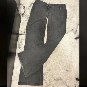 Grå lowwaist bootcut jeans - Säljer ett par snygga grå bootcut jeans i bra skick. Lowwaist!!