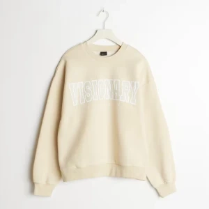 Sweatshirt  - En beige tröja med text på ”visionary dreamer” 💛💛 Denna säljer jag pga att den inte är min stil längre. Tröjan är i bra skick, men är dock lite sliten på vänstra armens kant!