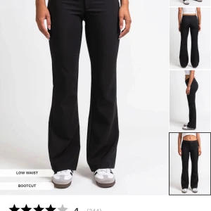Helt nya Kostymbyxor från Madlady - Säljer ett par snygga svarta kostymbyxor, bootcut byxor i lågmidja. Perfekta för både vardag och fest! Strl 32 short, jag är ca 162 och de sitter perfekt på mig. !!Endast testade!!