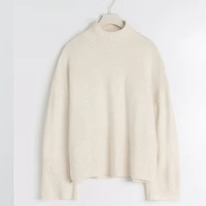 Stickad polotröja från ginatricot - Supermysig beige stickad polotröja från gina tricot. Nästan helt oanvänd och i jättefint skick❤️Säljs inte längre på hemsidan, nypris 359. Perfekt nu till vintern ☃️🧸