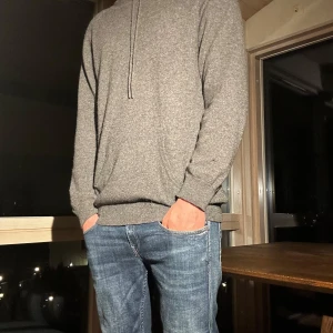 Grå hoodie i kashmir - Säljer en 100% kashe från DAVIDA. Hoodien är i as bra skick och är as skön! Tveka inte på att höra av er! 