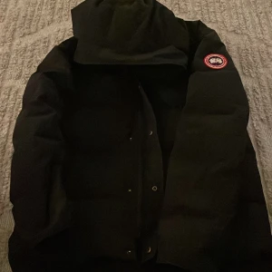 Canada Goose vinterjacka Svart - Säljer en exakt likadan jacka som den marinblåa fast denna är svart . Mycket bra skick. Storlek XL och passar även L.