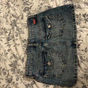 Jeanskjol med fickor - Säljer en snygg ”vintedge” jeanskjol i klassisk blå denim. Den är sparsamt använd och har inga defekter. Skriv för fler frågor🦋