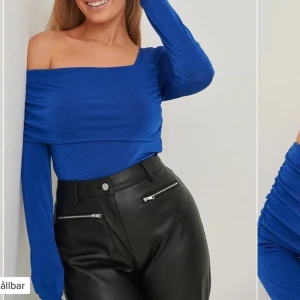  offshoulder topp Na-kd - Snygg kungsblå offshoulder topp i ett stretchigt material. Perfekt för en utekväll! Den har en tight passform och långa ärmar som ger en elegant look. Matcha med ett par höga jeans eller kjol för en komplett outfit.