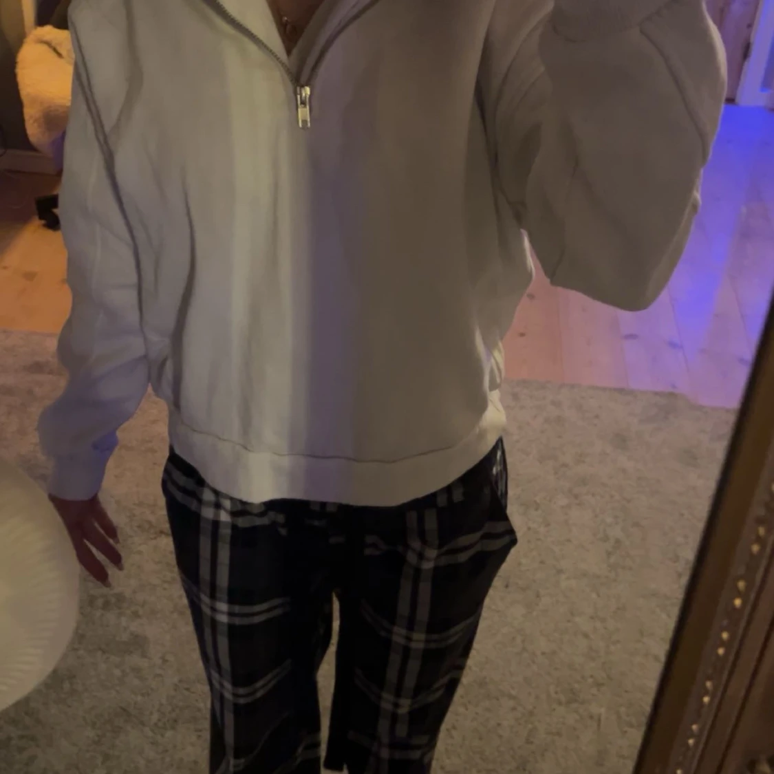 Vit tröja med dragkedja