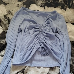 Ljusblå ribbad topp - Säljer en superfin ljusblå ribbad topp som är perfekt för våren och sommaren. Den har en skön passform och är gjord i ett mjukt material. Perfekt att matcha med jeans eller kjol för en avslappnad look. 💙