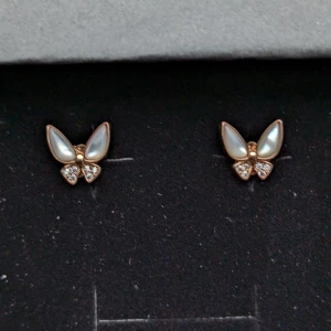 Örhänge set (2 par) VE111 - Två örhängen formade som fjärilar. Materialet är silver S925, varav ena örhänget har en roseguld plätering.