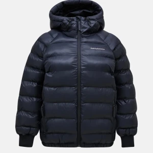 Svart dunjacka från Peak Performance - Superfin vinterjacka från peak performance. Endast använd en vinter så är i jättebra skick, ända ”defekten” är små repor på ena Jack- ärmen men är såklart inget som syns på. Nypris är 3200kr🩷 